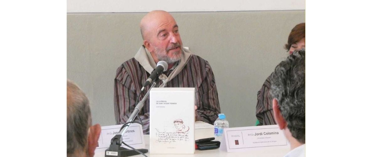 Jordi Colonima en la presentació de 'La Llengua de Sant Vicent Ferrer' en el CEM de La Nucia, el 25 d'abril de 2022.