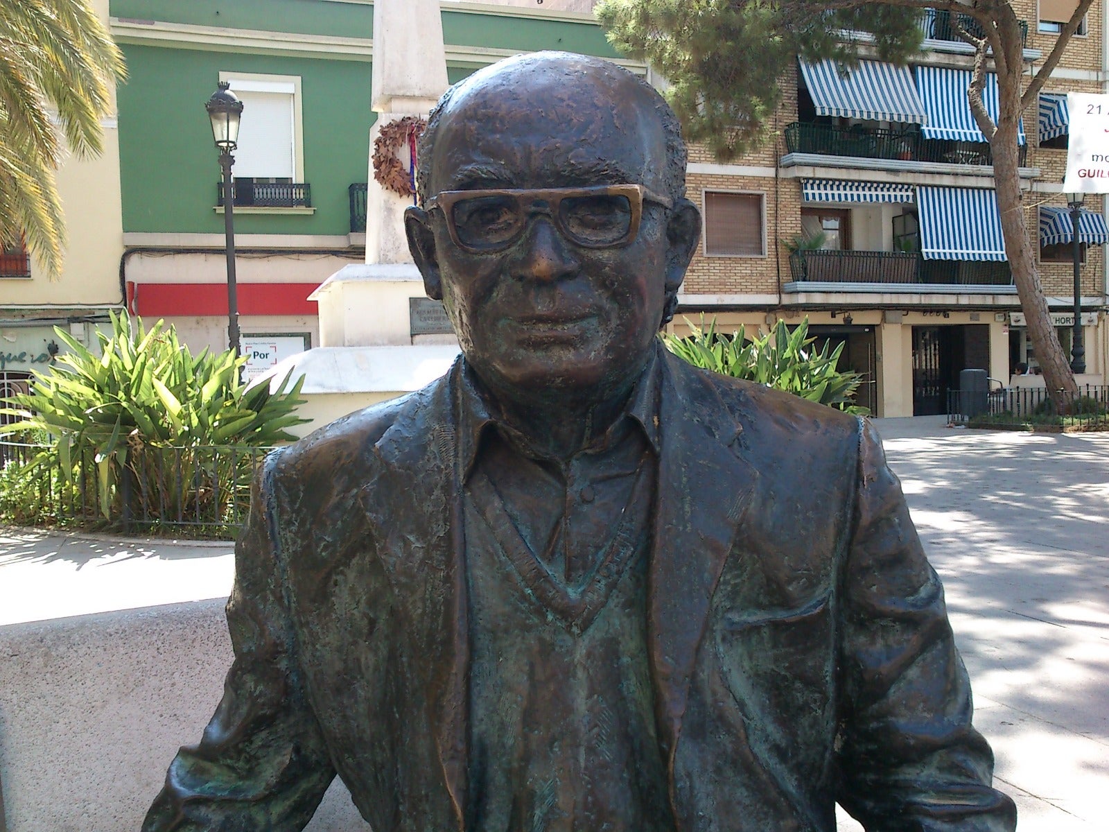 Bust dedicat al poeta Vicent Andrés Estellés