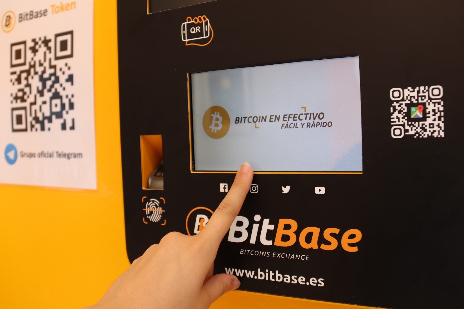 Un caixer automàtic on es poden comprar i vendre