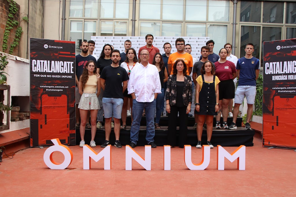 El president d'Òmnium, Xavier Antich, i l'advocada Marta Garsaball, amb representants d'entitats i organitzacions juvenils | Blanca Blay | EP