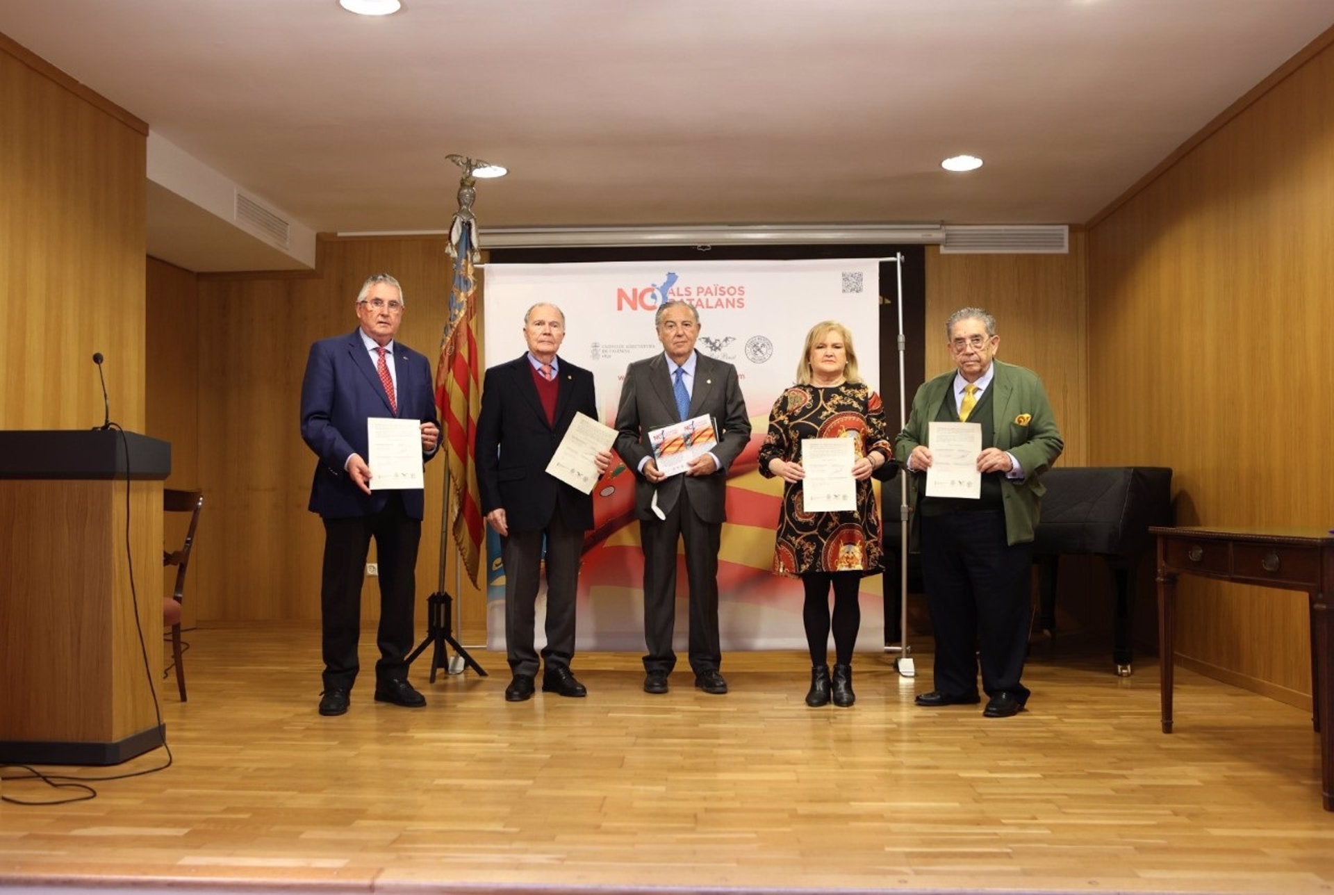 A l'esquerra Enrique Esteve, president de Lo Rat Penat, en un acte anticatalanista protagonitzat per aquesta i altres entitats secessionistes
