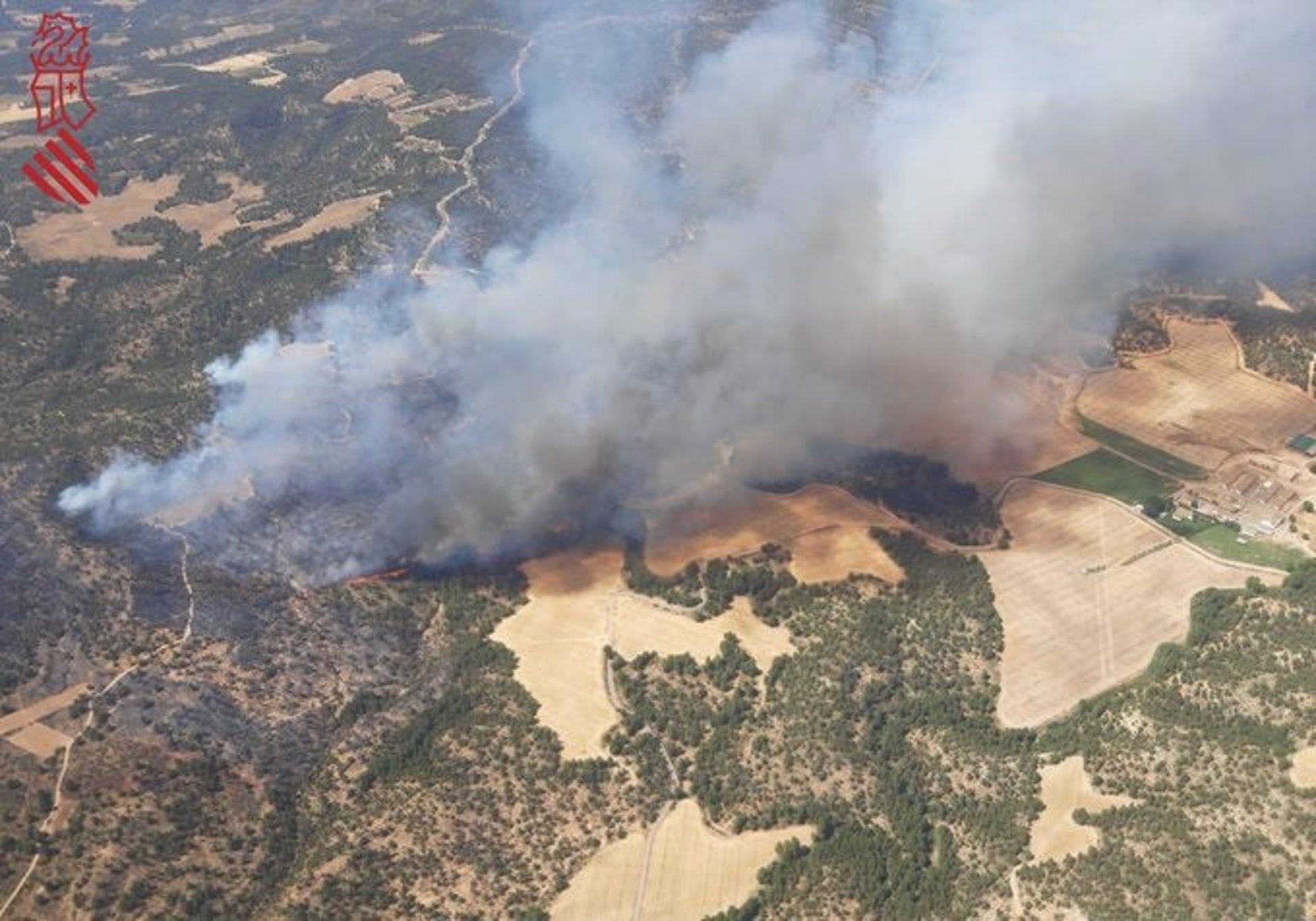 Tornen a estabilitzar l’incendi de Venta del Moro, després d’haver reviscolat