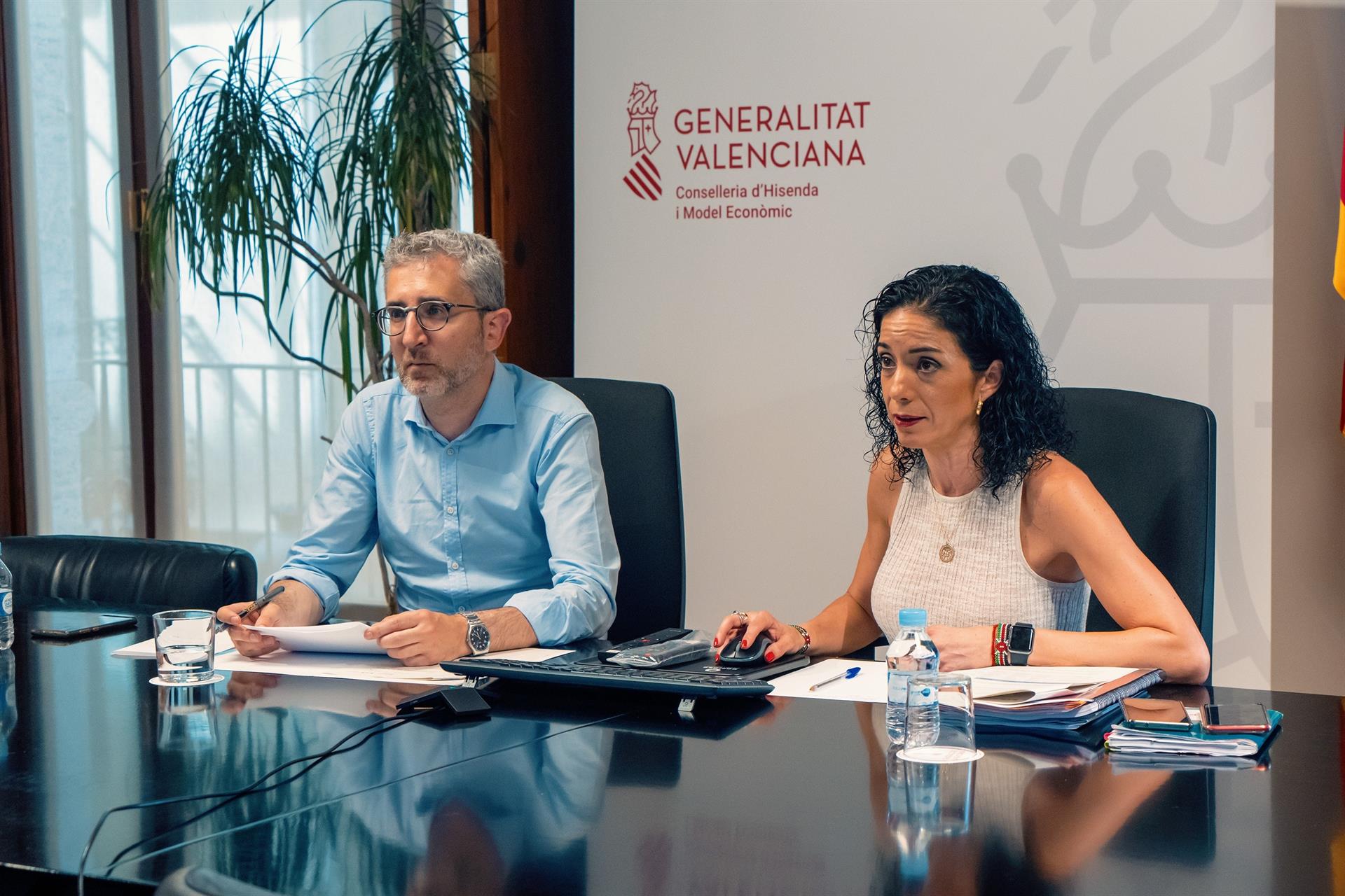 El conseller d'Hisenda, Arcadi España, i la directora de l'ATV, Sonia Díaz | EP