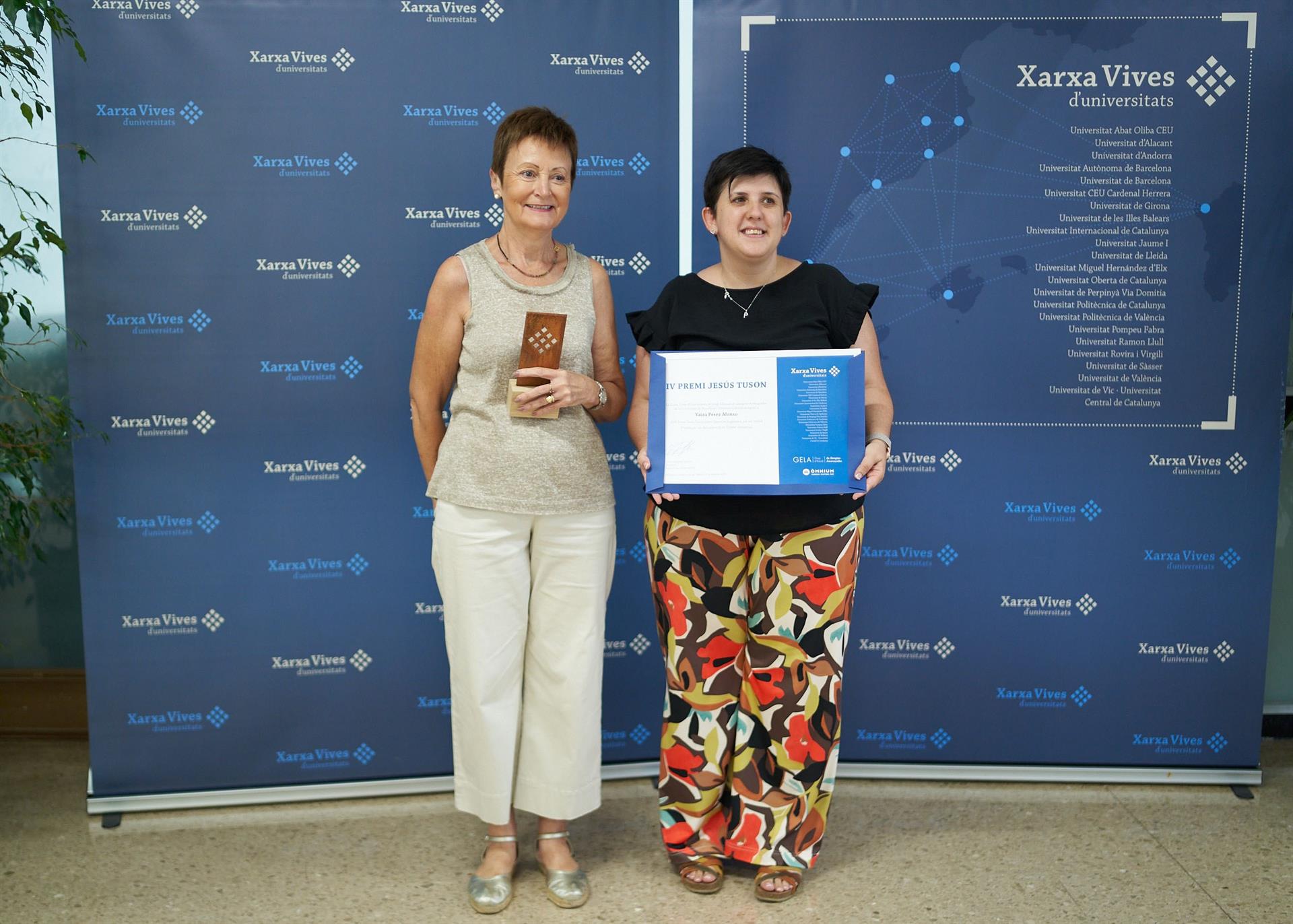 La rectora de la UV, Mavi Mestre, i la guanyadora del Premi Jesús Tuzon, Yaiza Pérez Alonso | Xarxa Vives