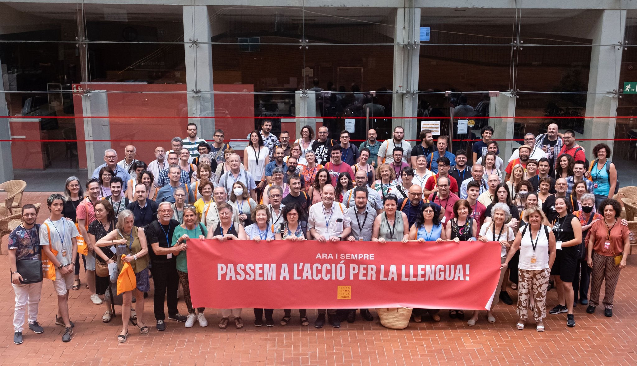 Les beques de formació en igualtat de gènere exigeixen el domini del castellà