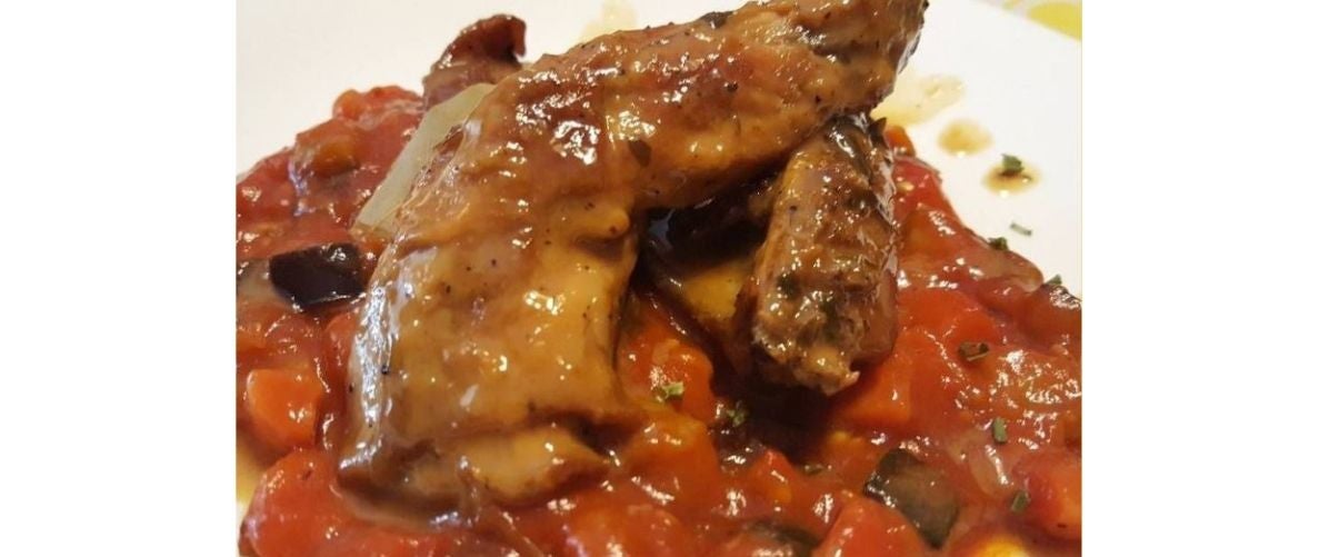 El conill amb pebrot i tomata