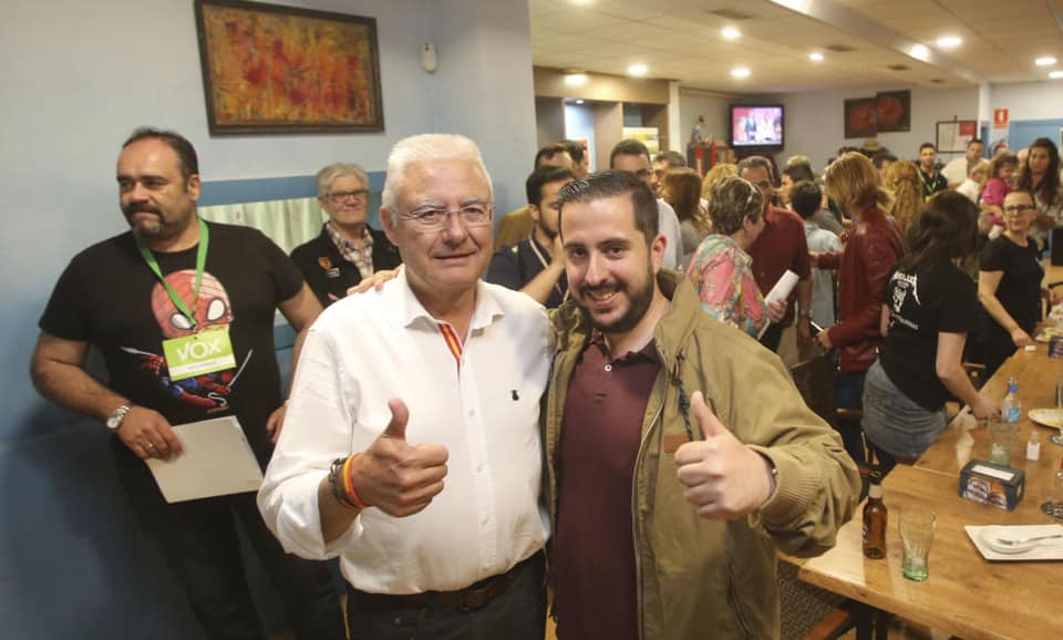 A l'esquerra, el regidor Pepe Bonet amb l'altre regidor de Vox a Alacant, Mario Ortolá