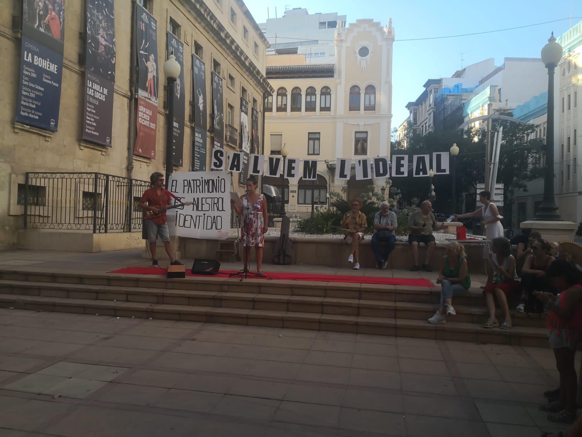 Concentració convocada per la plataforma Salvem l'Ideal