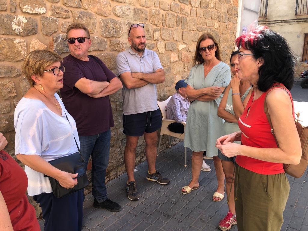 L'alcaldessa de Begís, María José Madrid (a l'esquerra) i la diputada d'UP al Congrés Marisa Saavedra (a la dreta)