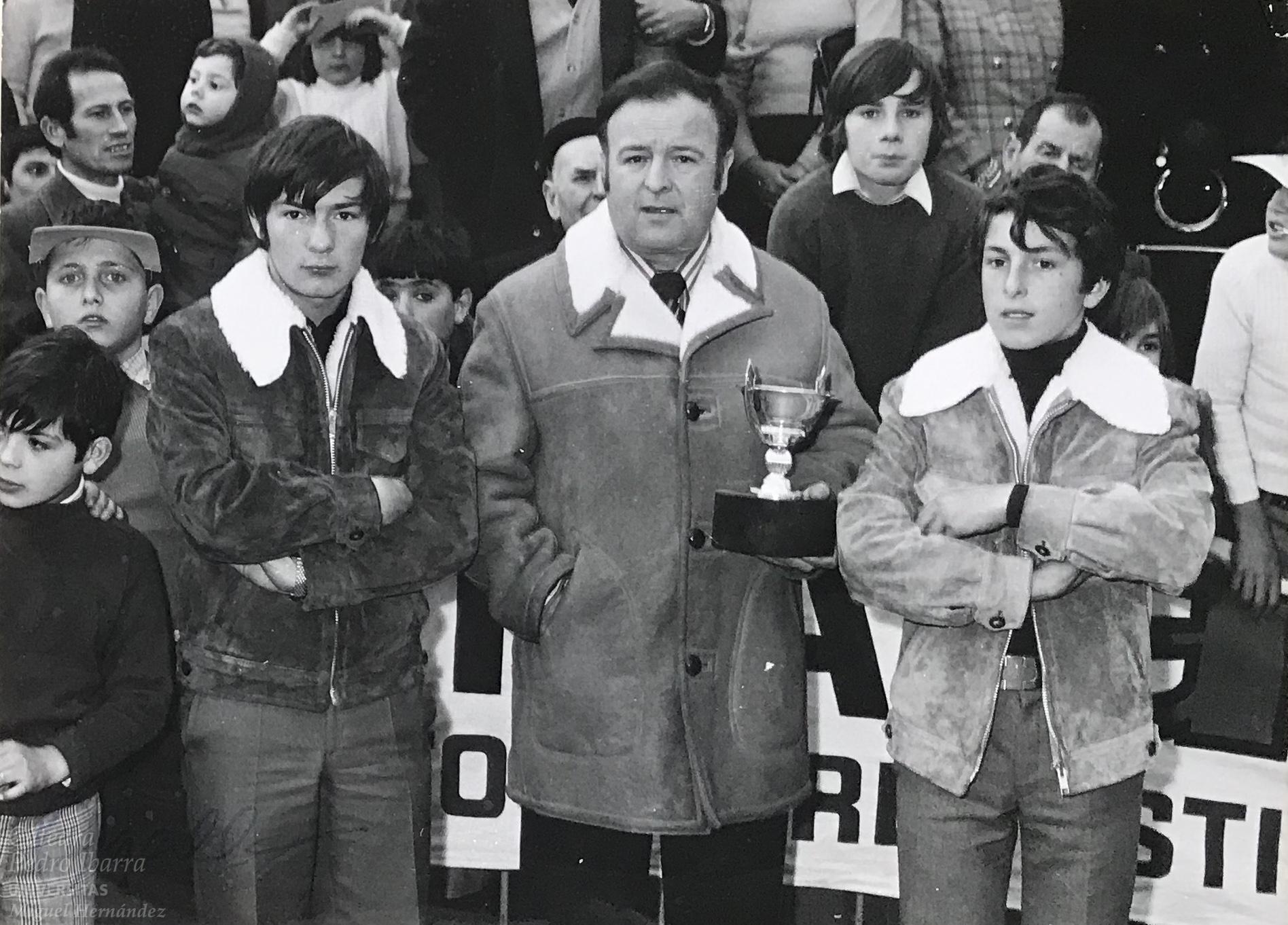 Vicente Cañizares Riquelme, al centre, entrega un trofeu de ciclisme als anys setanta