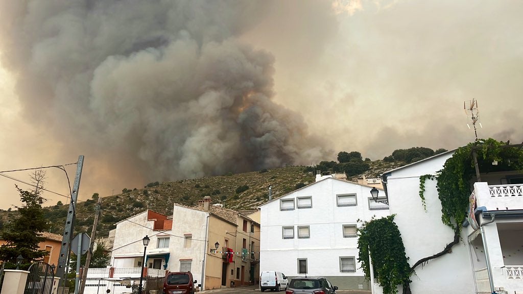 Imatge de Tollos durant l'incendi, un dels municipis que han hagut de ser evacuats