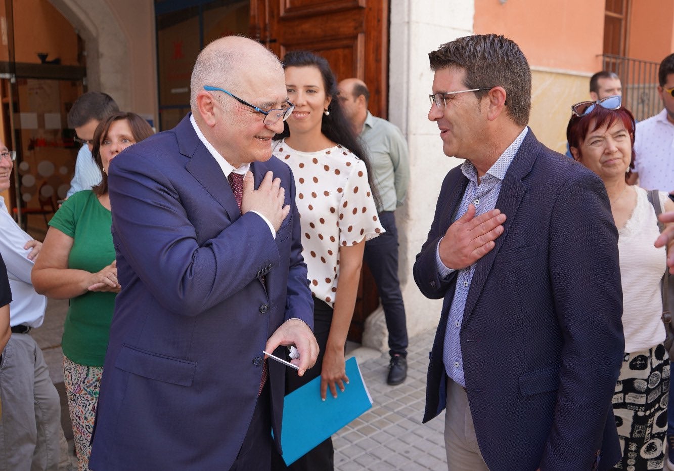 L'alcalde d'Ontinyent, Jorge Rodríguez, amb l'ambaixador de l'Uzbekistan, Jakhongir Ganiev