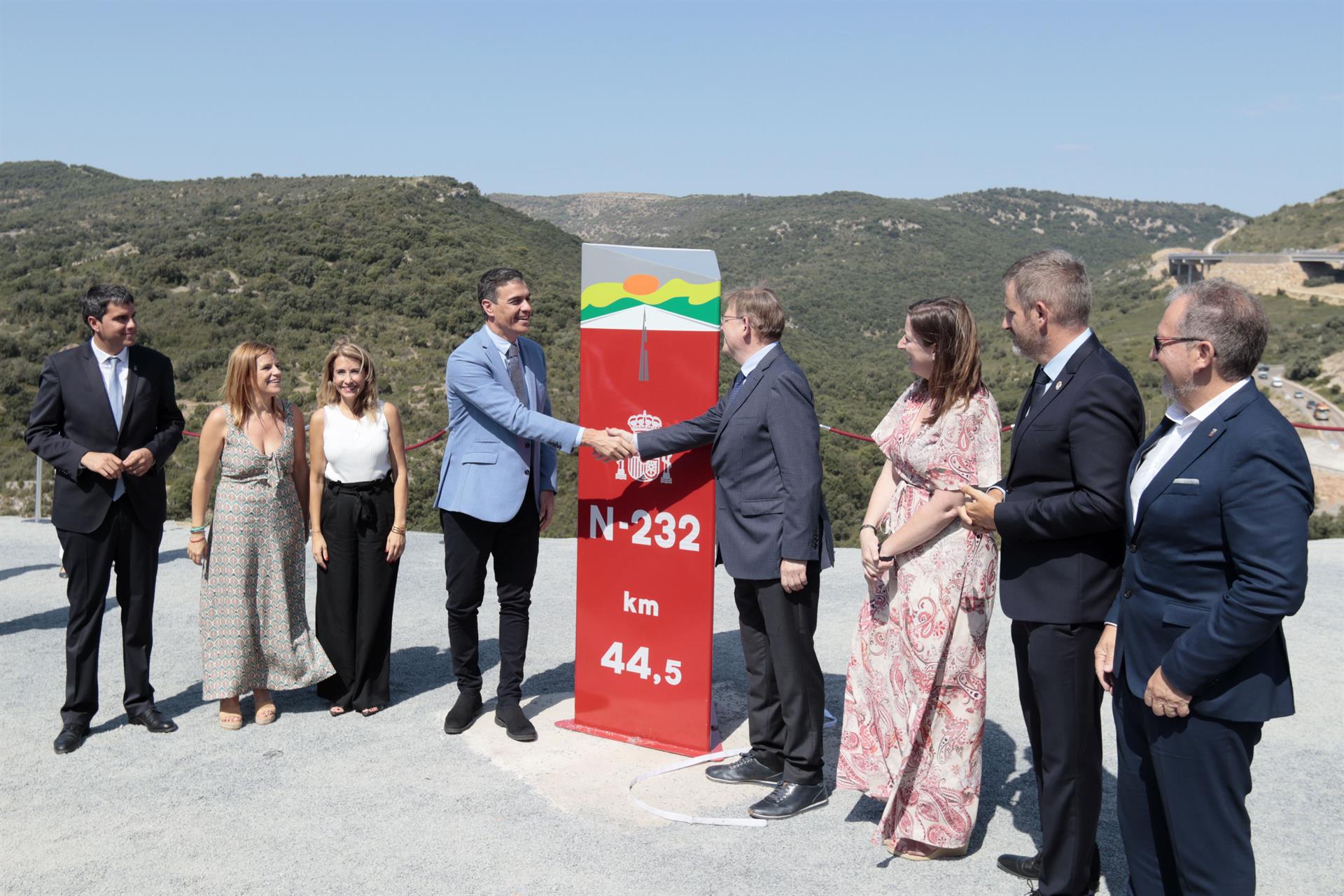 El president valencià, Ximo Puig, saluda el president espanyol Pedro Sánchez en l'acte d'inauguració de la reforma de la  N-232