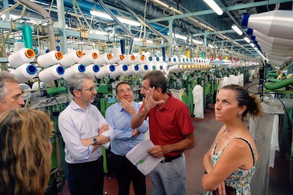 El conseller d'Hisenda i Model Econòmic, Arcadi España, visita la planta de Marie Claire a Vilafranca