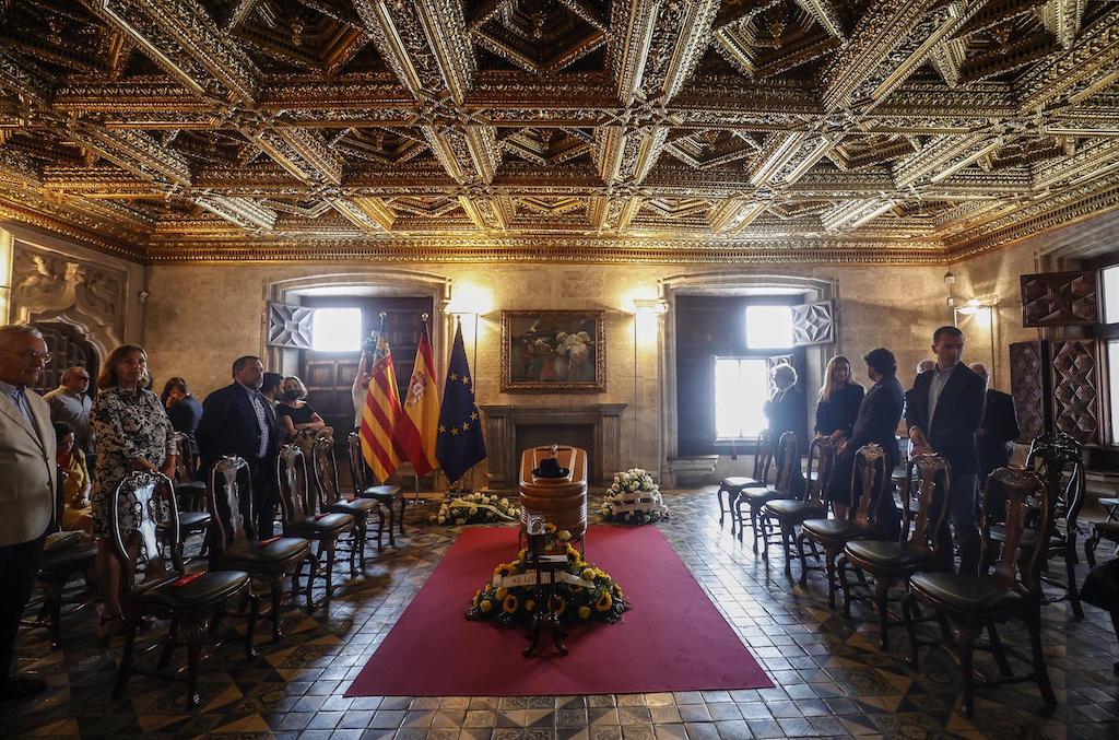 La capella ardent del científic Santiago Grisolía al Palau de la Generalitat | Rober Solsona | EP