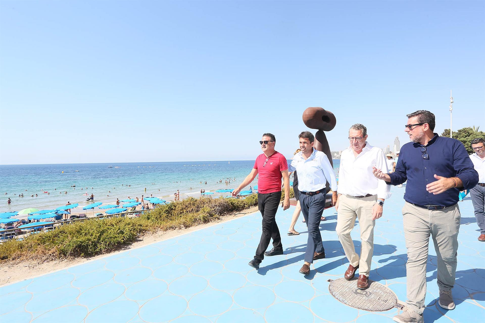 Carlos Mazón passeja al costat de l'alcalde de Benidorm i líder provincial del PP, Toni Pérez