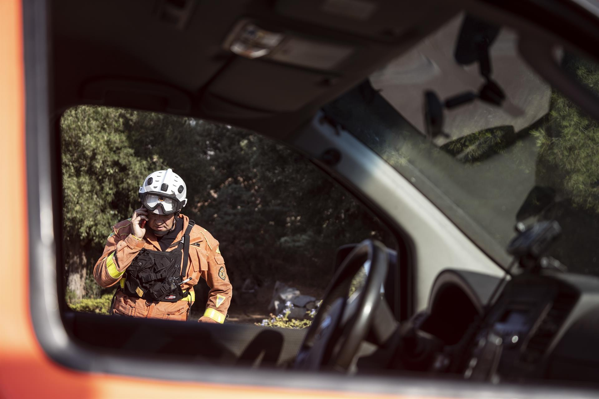 Un bomber treballa per a extingir l'incendi d'Olocau