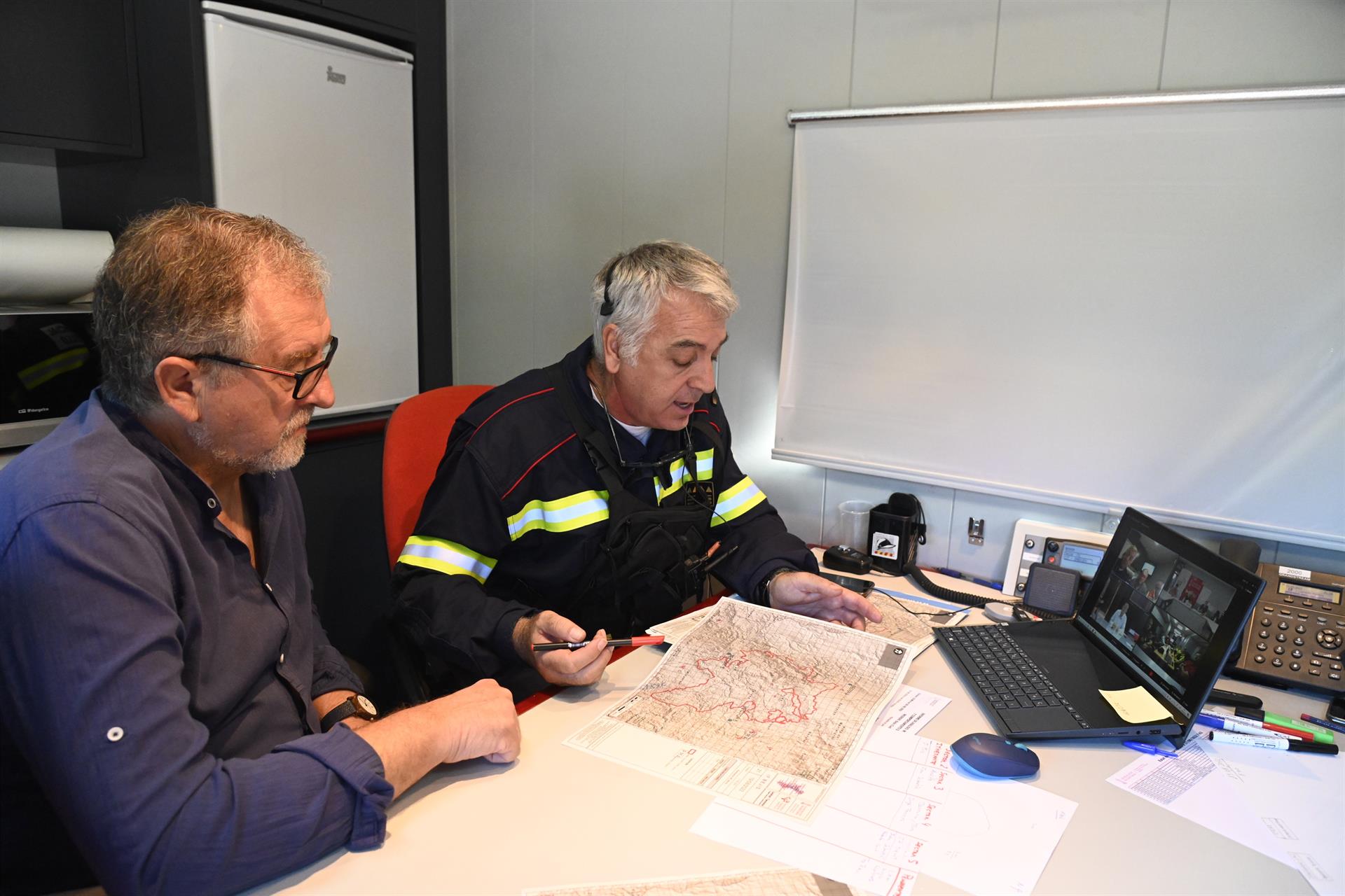 José Martí, president de la Diputació de Castelló, reunit al punt de comandament avançat