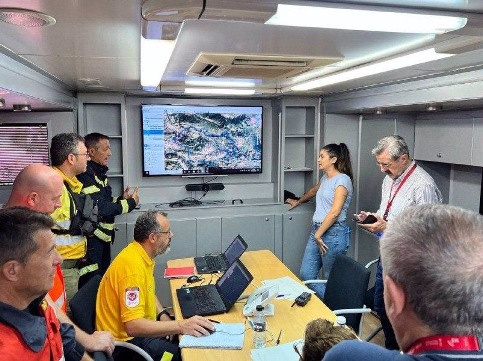 La consellera Mireia Mollà, al punt de comandament avançat de l'incendi de la Vall d'Ebo (Marina Alta)