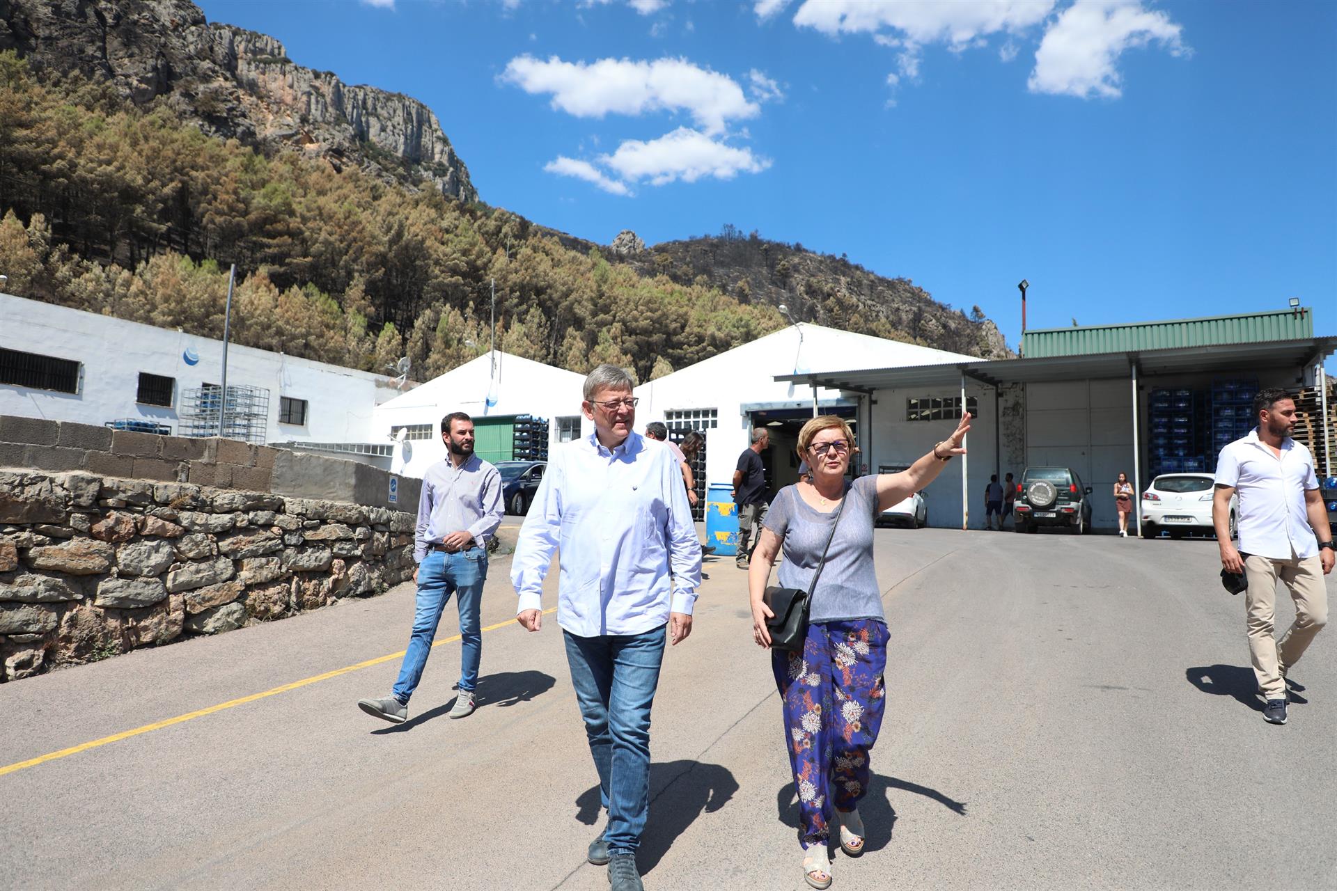 El president Ximo Puig passeja amb l'alcaldessa de Begís, María José Madrid
