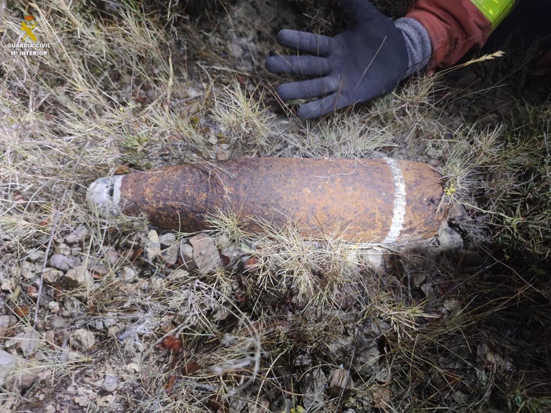 Bombers localitzen un artefacte explosiu durant l’extinció de l’incendi de Begís