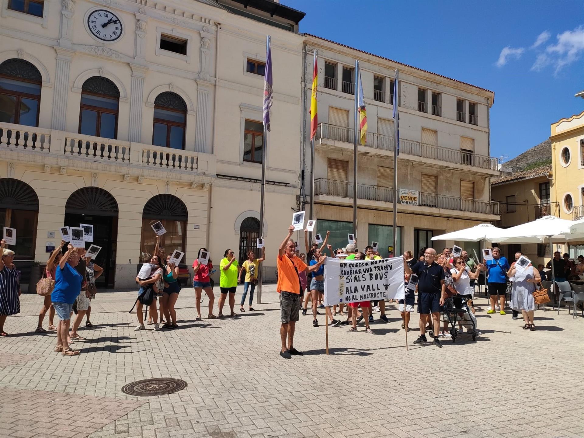 Manifestants protesten a Tavernes de la Valldigna (Safor) contra la prohibició de les festes taurines