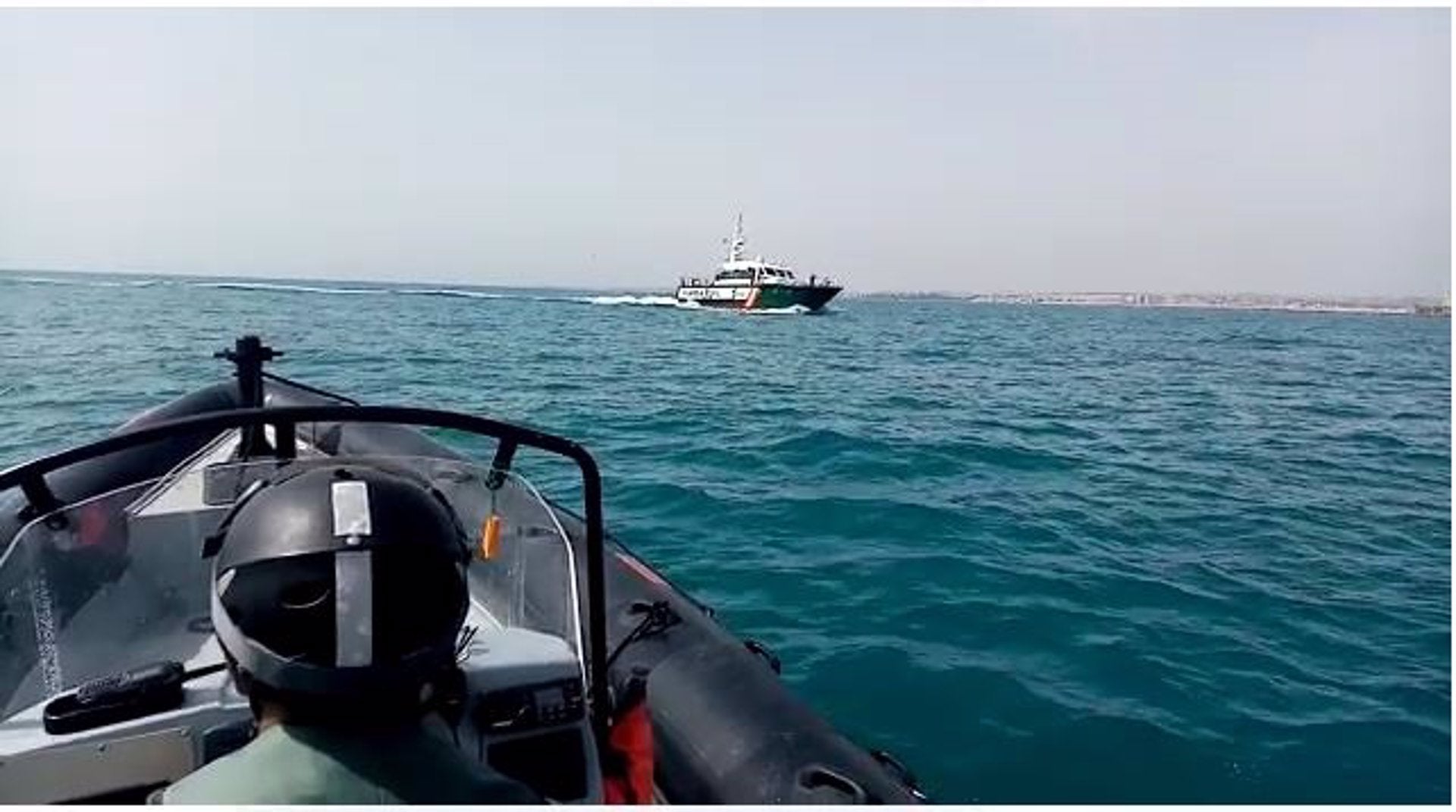 Agents policials busquen en aigües del Baix Segura els cossos de les persones que viatjaven en la pastera que va naufragar