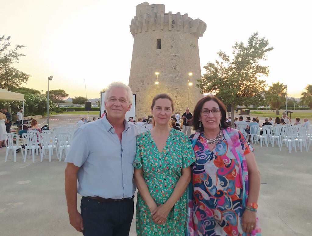 L'editora d'Edicions del Sud, Victoria Pujades (al centre), amb els poetes Montse Assens i Carles Jardí Pinyol, al parc de la Torre de Piles aquest dissabte