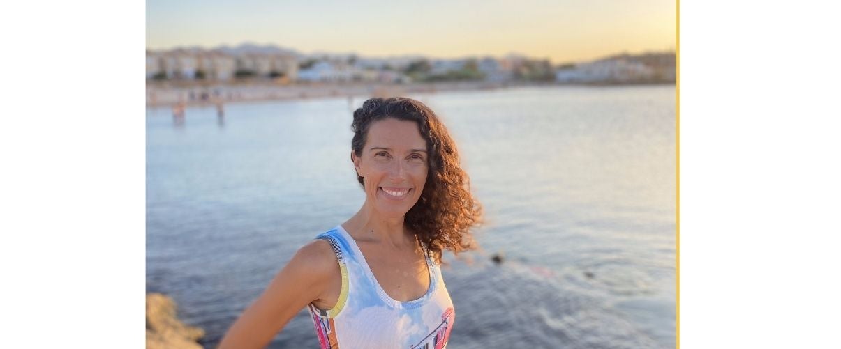 L'artista, Mireia Bazu, a vora el Mediterrani de la Marina Alta