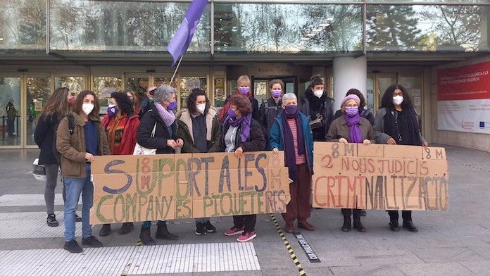 Una concentració anterior als jutjats de València per donar suport a les feministes encausades
