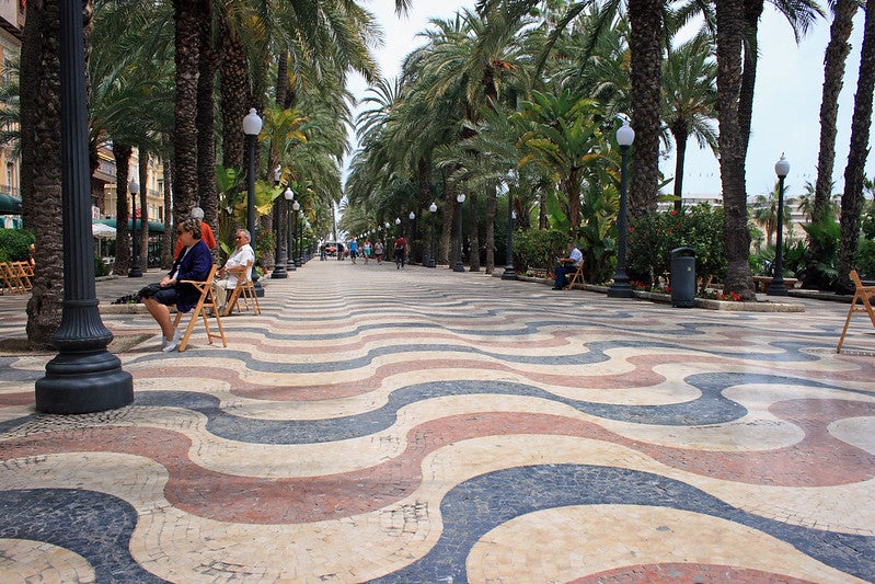 Passeig de l'Esplanada a Alacant, lloc en què s'hauria comès un delicte per comprar cadires sense seguir el procediment establert