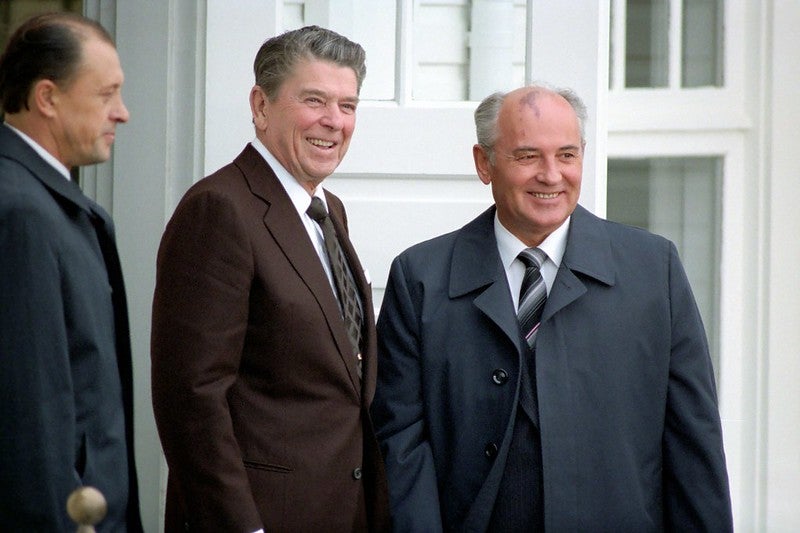 El líder soviètic Mikhaïl Gorbatxov, amb el president nord-americà Ronald Reagan