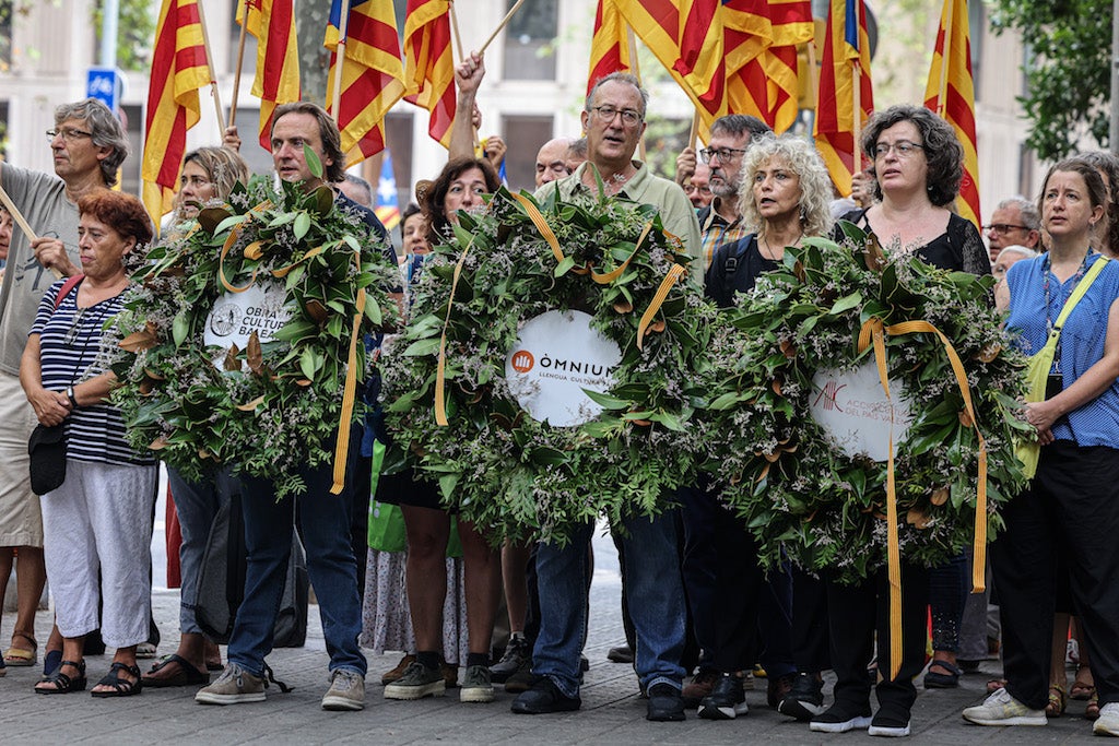 Representants d'Òmnium en l'ofrena floral al monument de Rafael Casanova  | Jordi Borràs | ACN