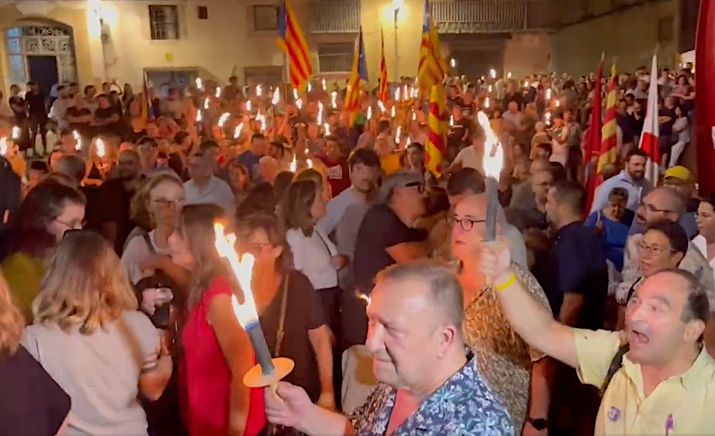 Tensió, crits i insults a l’acte al Fossar de les Moreres per la Diada