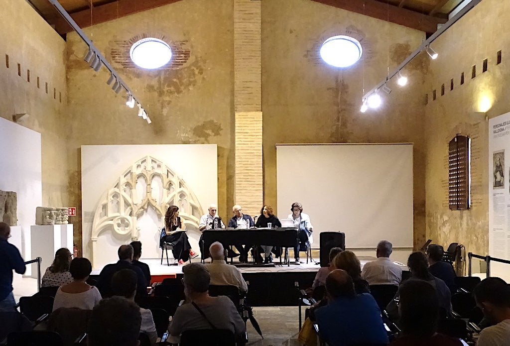 Taula redona sobre Joan Fuster, amb Anna Moner, Vicent Alonso, Enric Balaguer, Teresa Pascual i Àngels Gregori