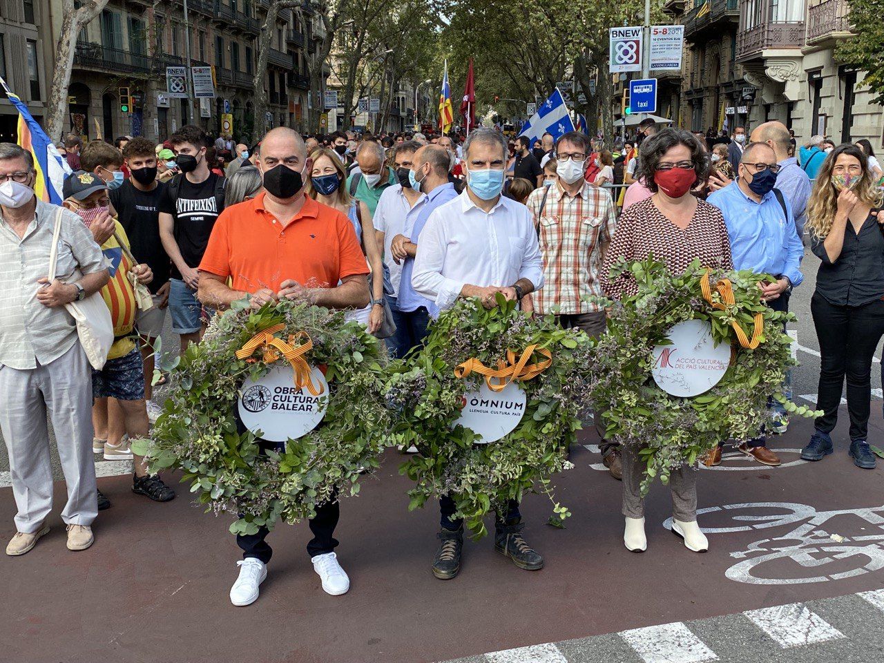 La presidenta d'Acció Cultural, Anna Oliver, amb l'expresident d'Òmnium, Jordi Cuixart, i amb l'expresident de l'Obra Cultural Balear, Josep de Luis, a la Diada del 2011