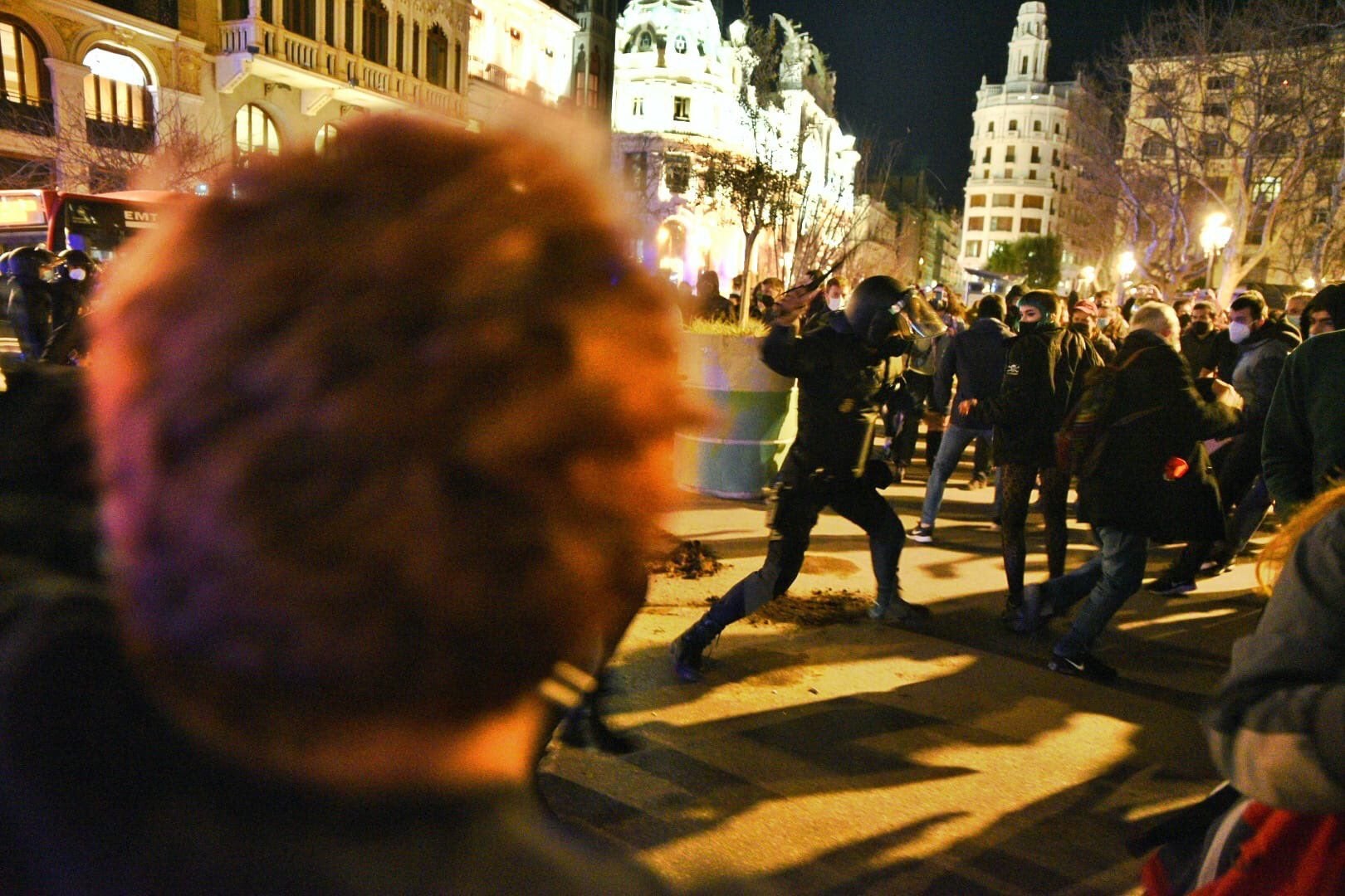 La Policia espanyola colpeja manifestants a València que protestaven contra l'encarcerament de Pablo Hasel