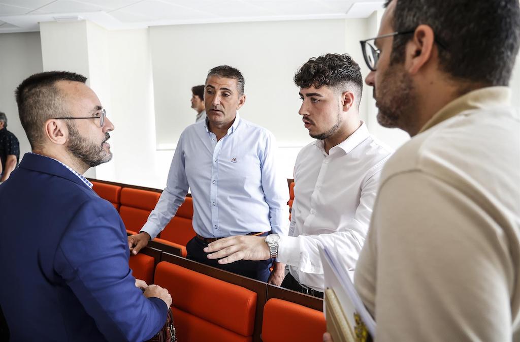 El president de la Federació de Penyes Taurines de Bous Al Carrer, Germán Zaragoza (2d), en l'arribada una reunió per a abordar la situació del bous al carrer el 29 d'agost