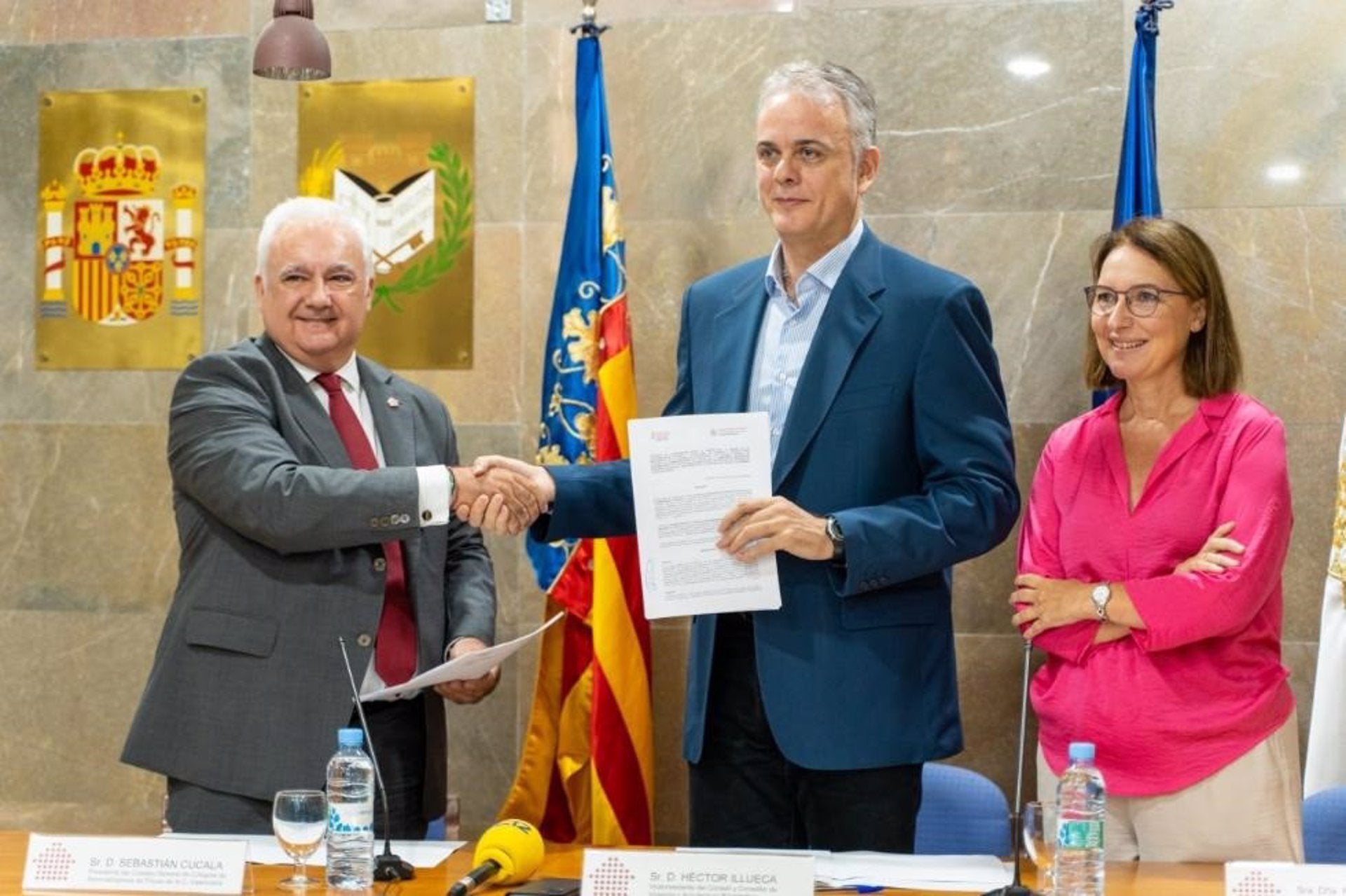 Sebastián Cucala, Hèctor Illueca i María del Mar Rodríguez durant la signatura del conveni