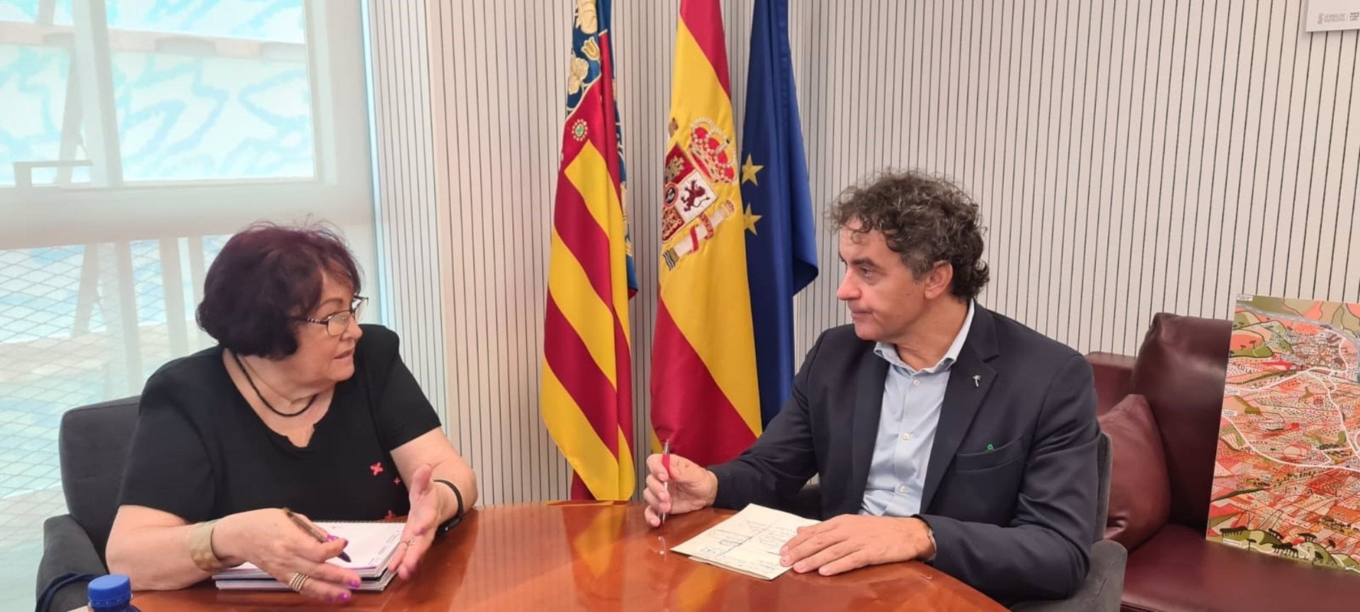 La presidenta de la Federació d'Associacions de Veïns de València, María José Broseta, i el secretario valencià de Turisme, Francesc Colomer