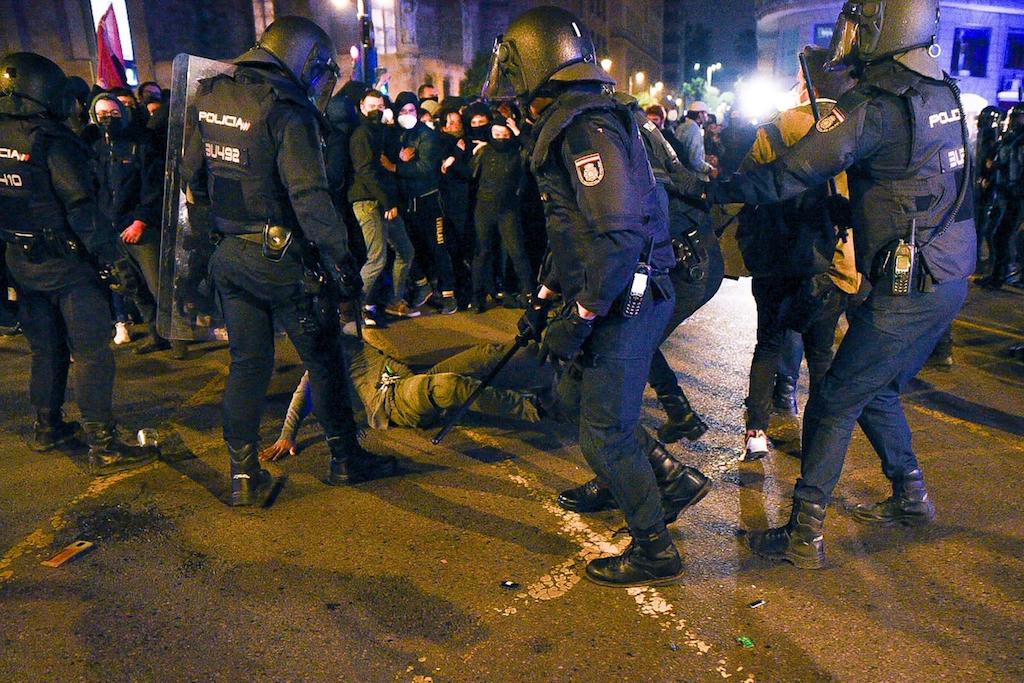 Una jove que va participar en les protestes de suport al raper Hasél accepta dos anys de presó per desordres públics