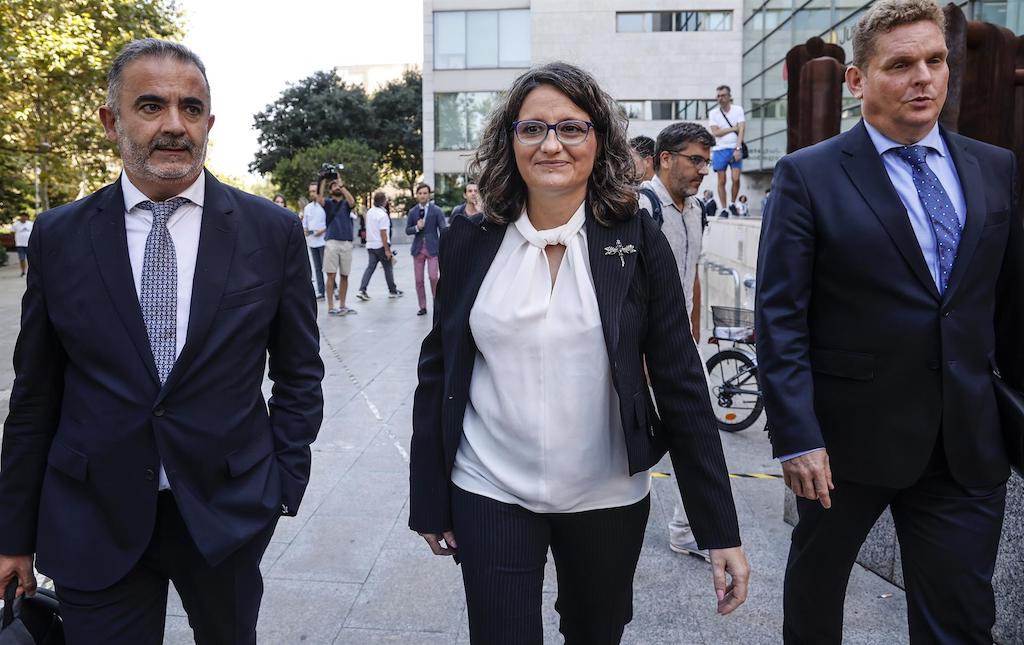 L'exvicepresidenta, Mónica Oltra, al costat dels seus advocats, Miguel Ferrer i Daniel Sala, a l'eixida de la Ciutat de la Justícia de València | Rober Solsona | EP