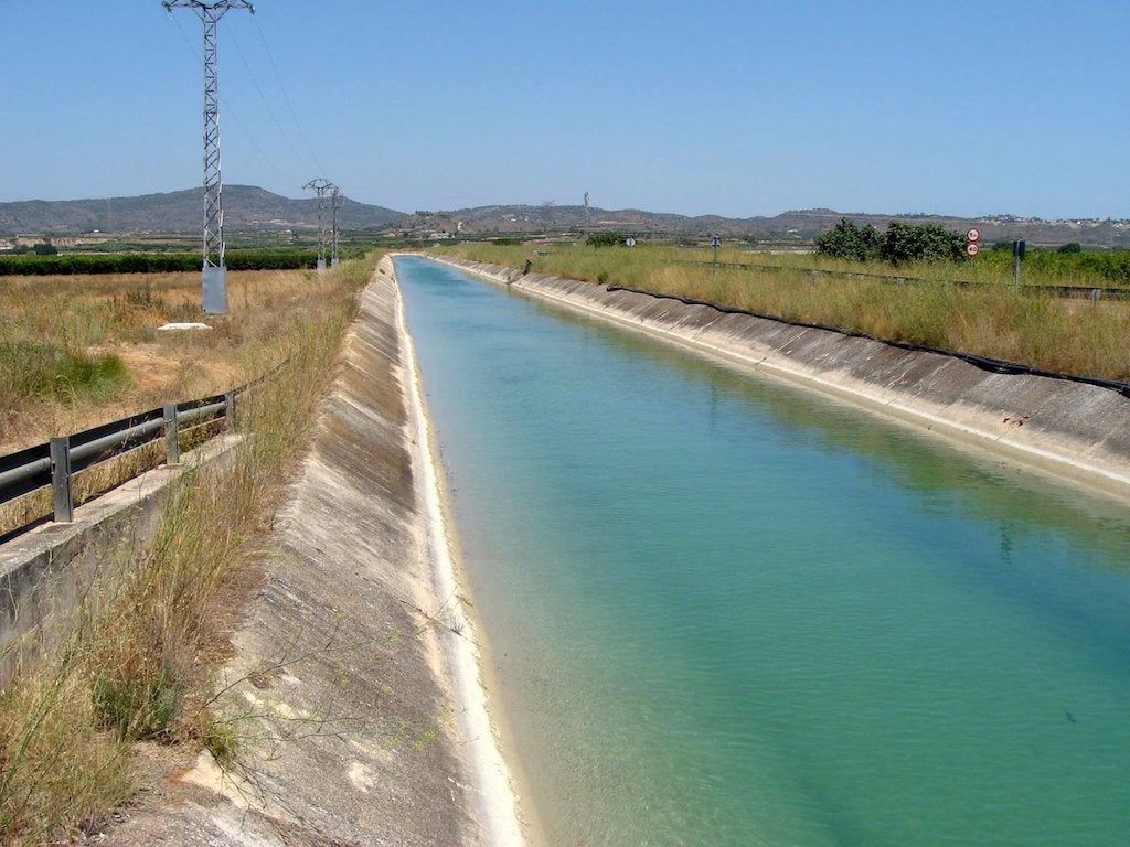 Compromís proposa cobrir els canals dels transvasaments amb plaques solars per a produir energia pública neta