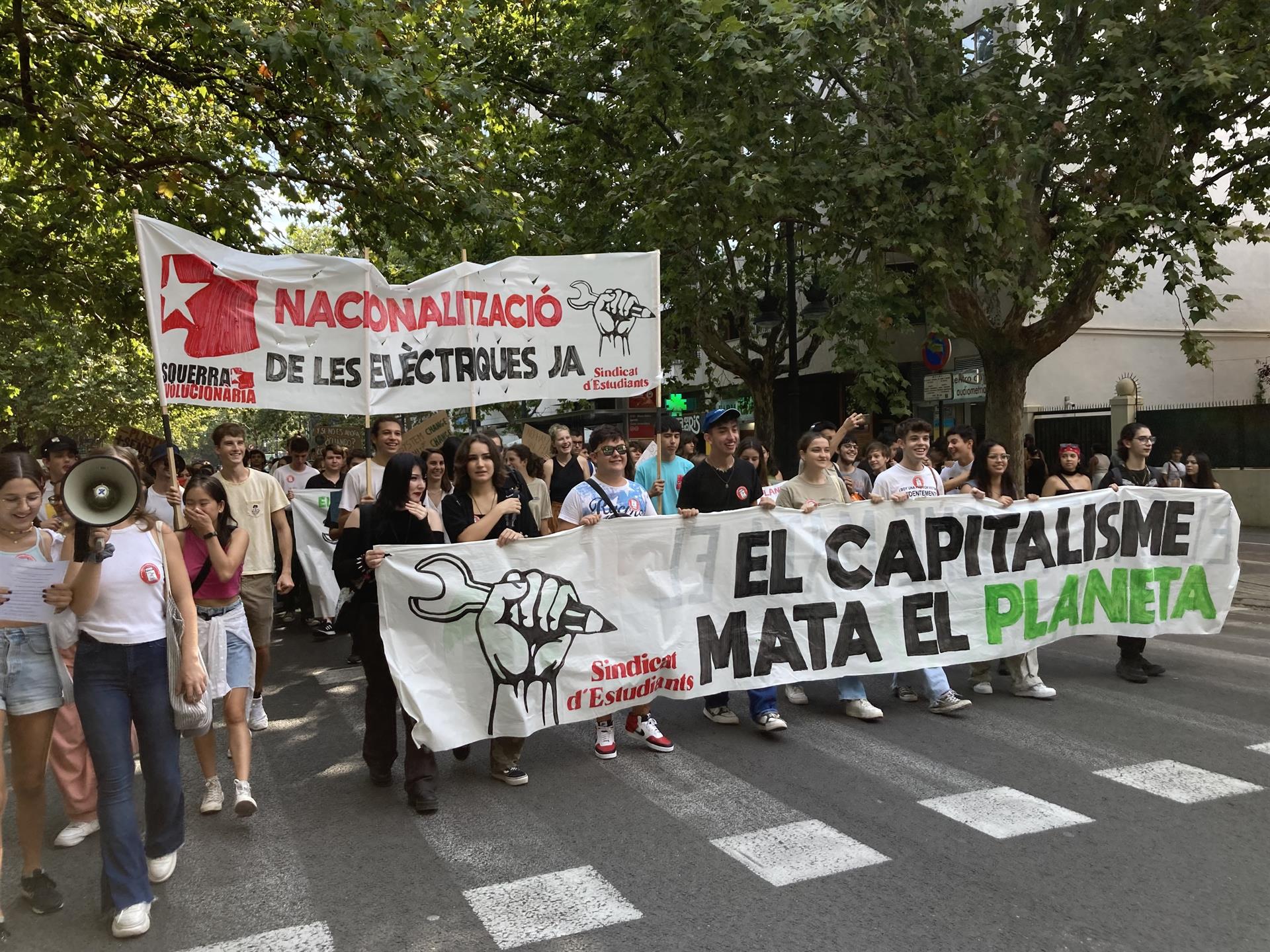 Manifestació d'estudiants al centre de València per un canvi profund favorable al medi ambient
