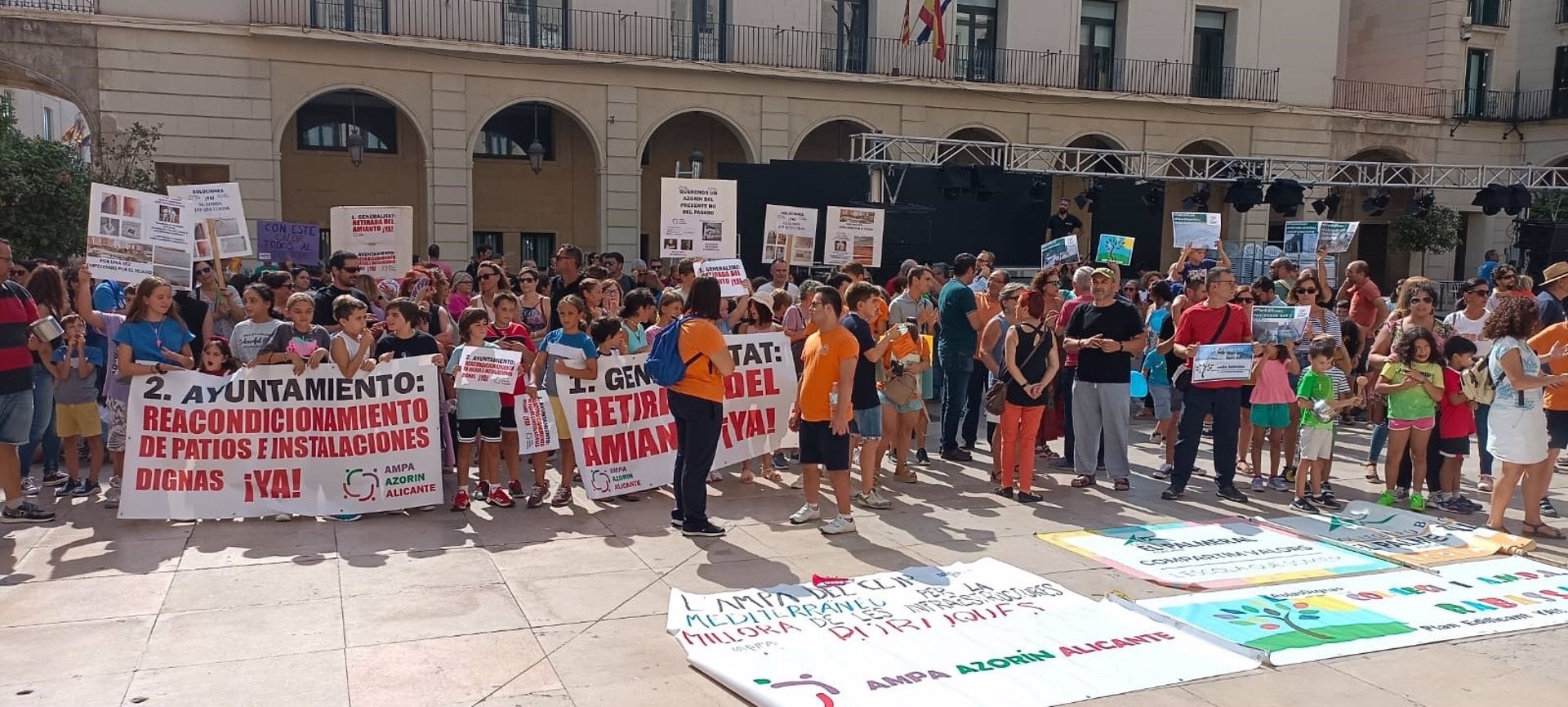 Mares i pares d'alumnes es manifesten davant l'Ajuntament d'Alacant