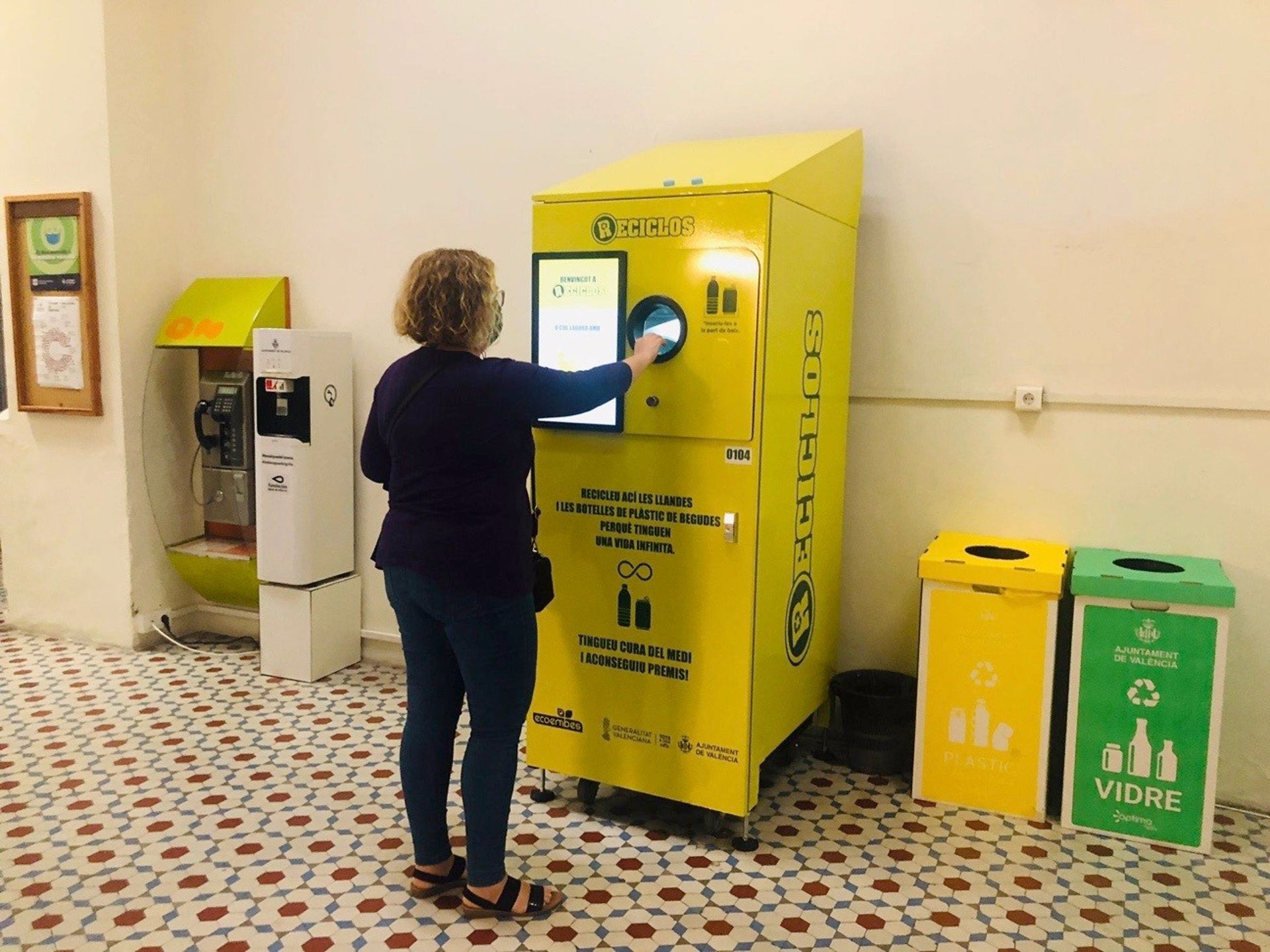 València licita de nou l’adquisició de màquines de recompensa per al reciclatge d’envasos