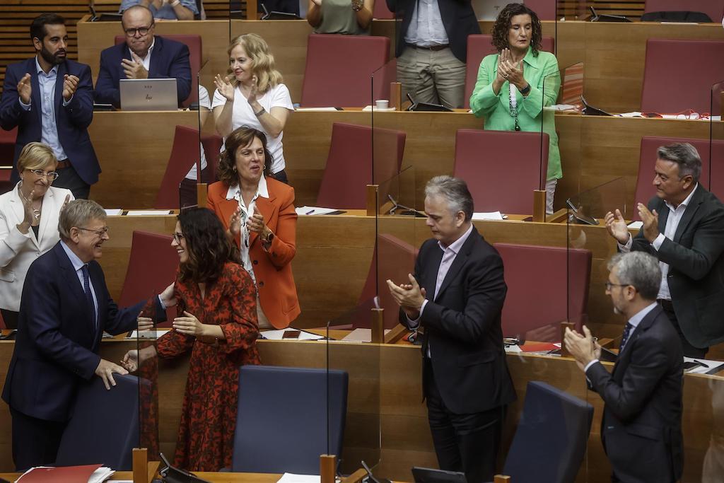 Els bancs del Botànic, els vicepresidents i el conseller d'Hisenda aplaudeixen Ximo Puig en el debat de política general | Rober Solsona | EP