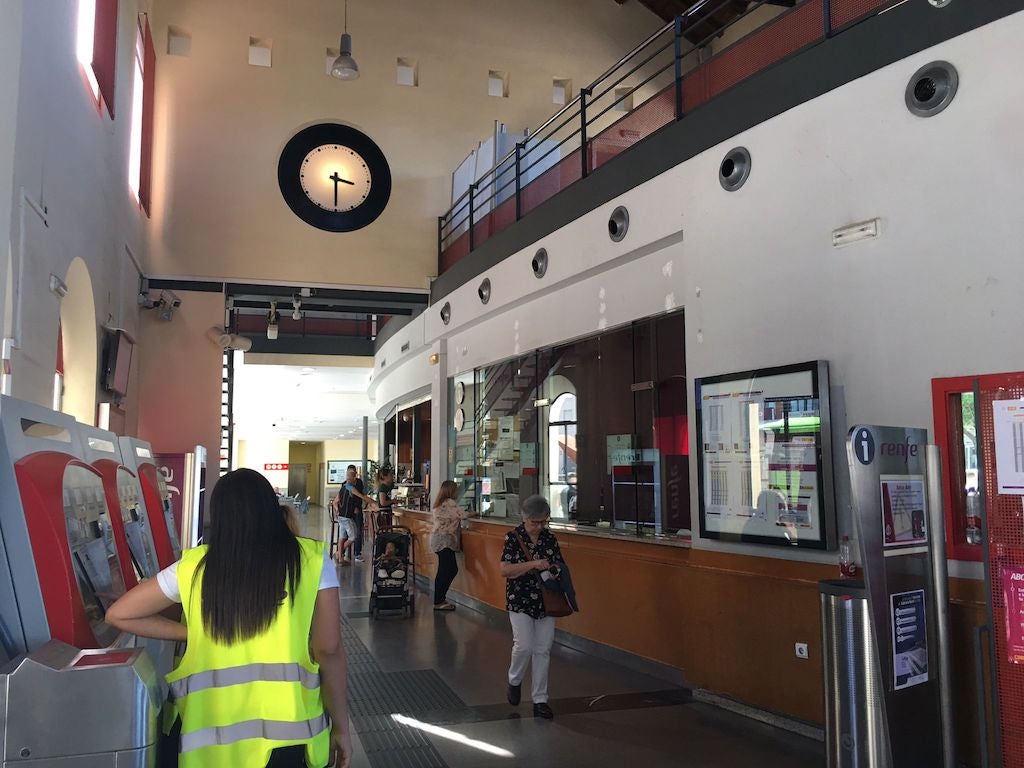 «Estamos en España y me tienes que hablar en español»: Les taquilleres de Renfe a Xàtiva es neguen a vendre els bitllets a un usuari per parlar en valencià