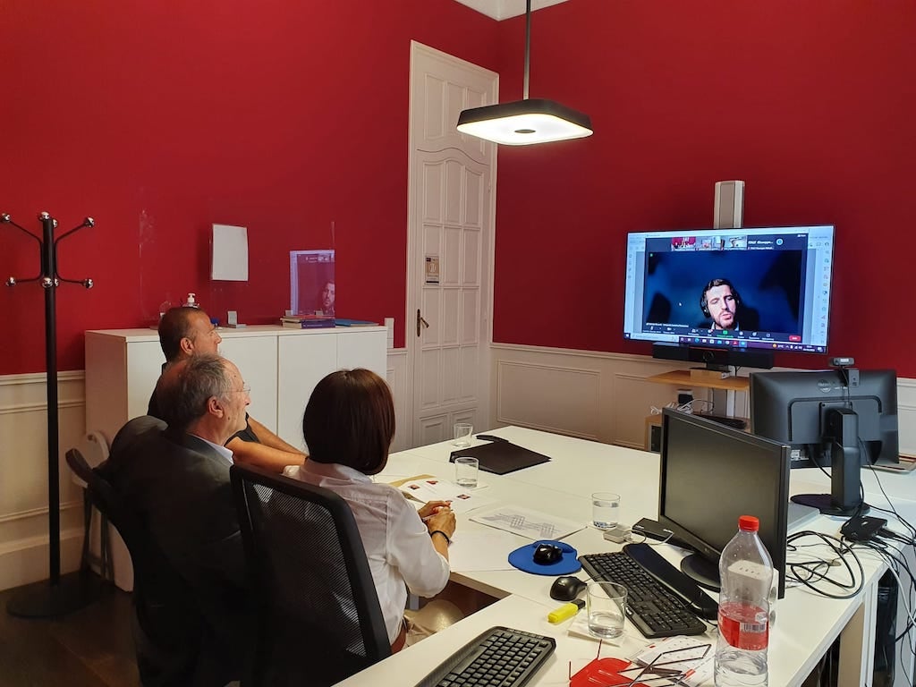 El director de l'Agència Valenciana Antifrau, Joan Llinares (al centre), i altres membres d'AVAF en una reunió telemàtica