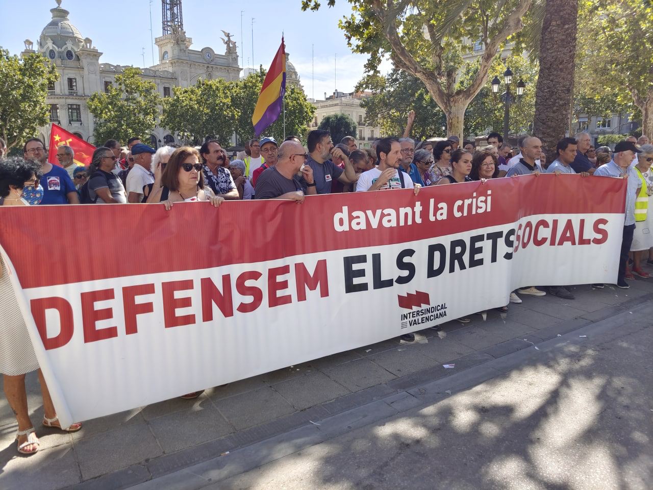 Manifestants a la plaça de l'Ajuntament de València